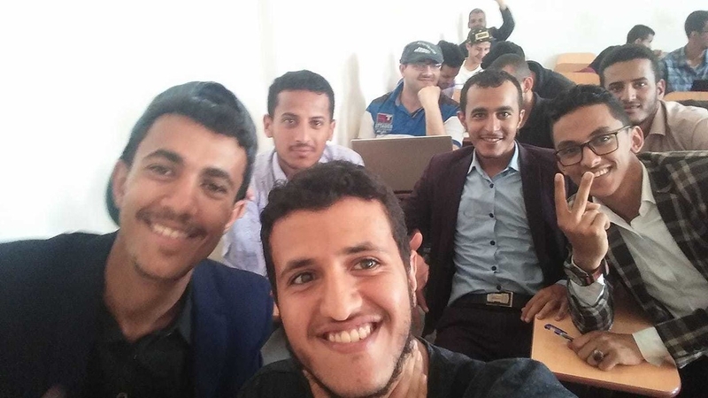 صورتي مع الزملاء بينهم محمد الحميدي.. أنا من يلبس الكوفية في الأخير